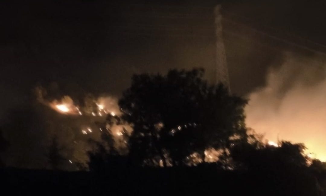 Hakkari-Çukurca kara yolu üzerinde anız yangını meydana geldi. Yol kenarındaki