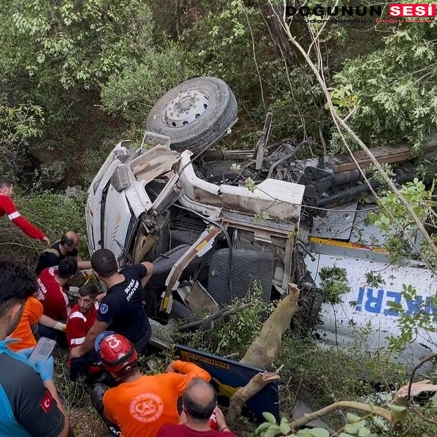 Bursa’da orman yangınına gönüllü olarak destek vermek amacıyla su taşıyan