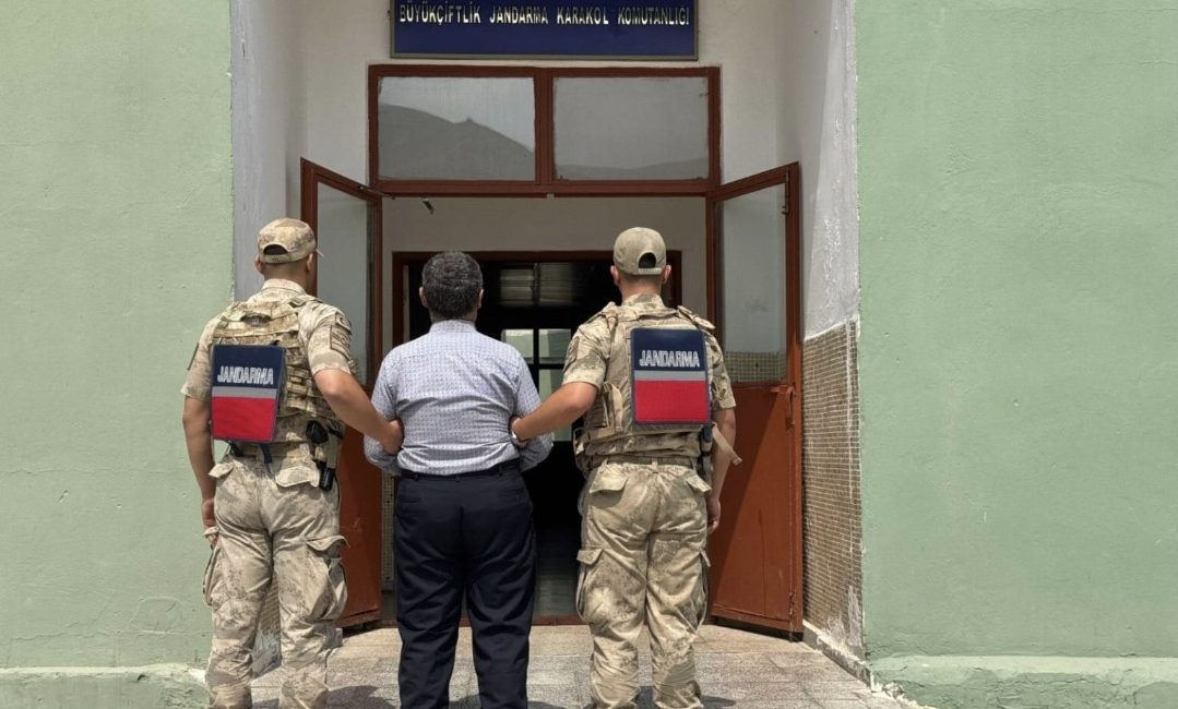 Hakkari İl Jandarma Komutanlığı ekipleri, aranan şahısların yakalanmasına yönelik yürüttükleri
