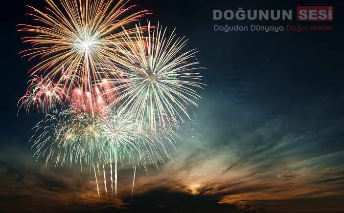 Hakkari’de yaz aylarında yapılan düğünlerde, görkemli havai fişek gösterileri, halkın