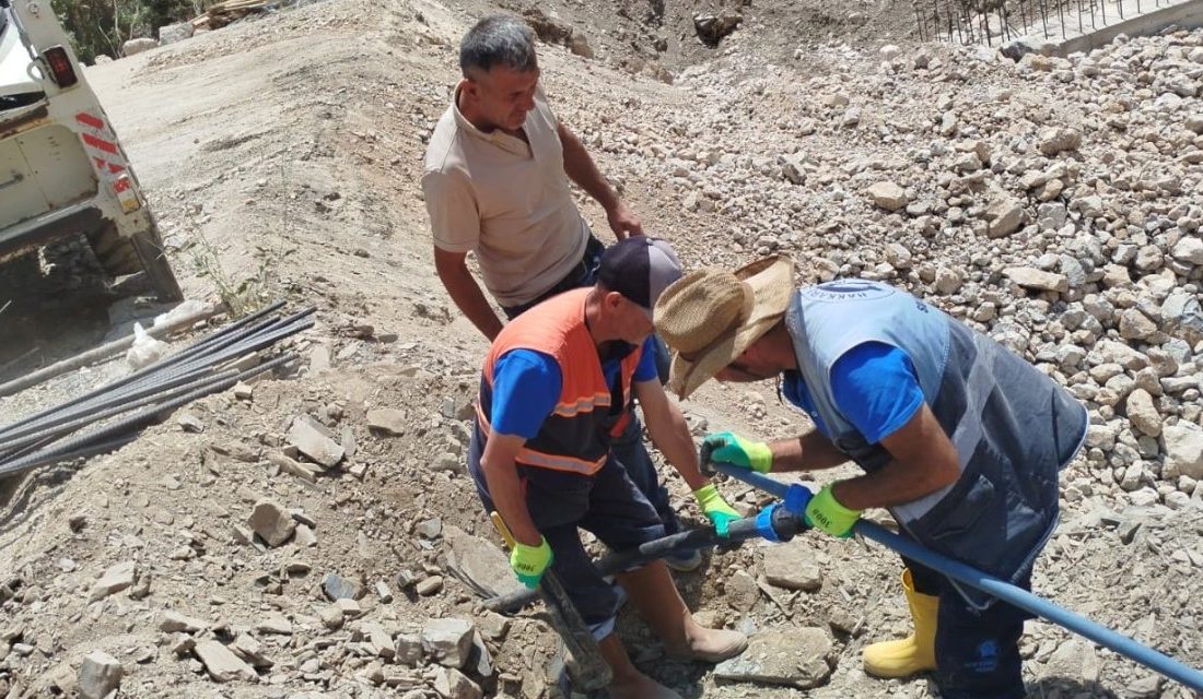 Hakkari Belediyesi Su ve Kanalizasyon Müdürlüğü ekipleri, kentte etkisini gösteren