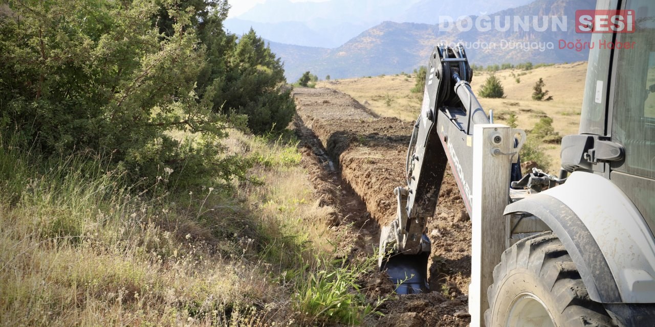 Hakkari'nin Çukurca ilçesinde belediye çalışmaları tüm hızıyla devam ediyor. İlçede