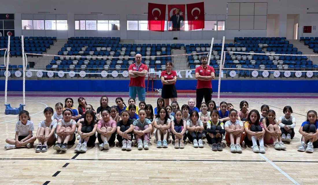 Hakkari’de Gençlik ve Spor Bakanlığı tarafından yürütülen Fabrika Voleybol Kursları