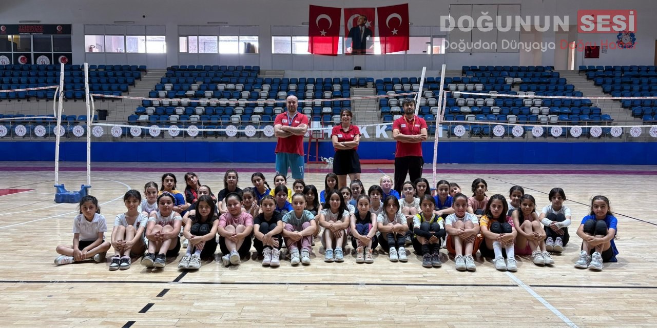 Hakkari’de Gençlik ve Spor Bakanlığı tarafından yürütülen Fabrika Voleybol Kursları