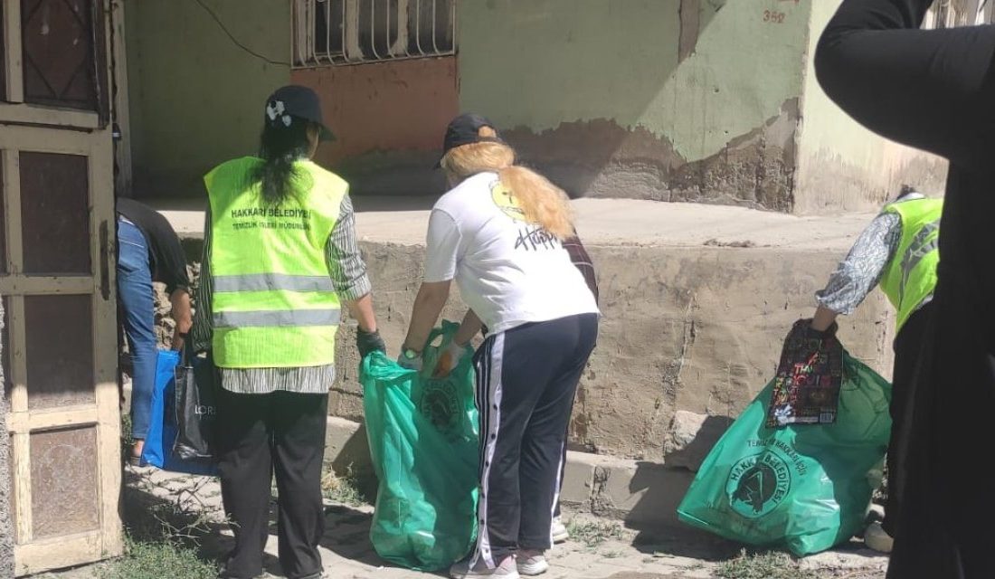 Hakkari’de, belediye bünyesinde çalışan İŞKUR personeli desteğiyle kent genelinde çevre
