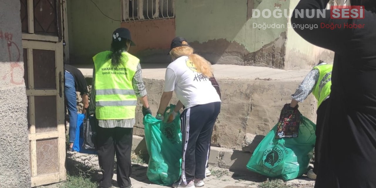 Hakkari’de, belediye bünyesinde çalışan İŞKUR personeli desteğiyle kent genelinde çevre