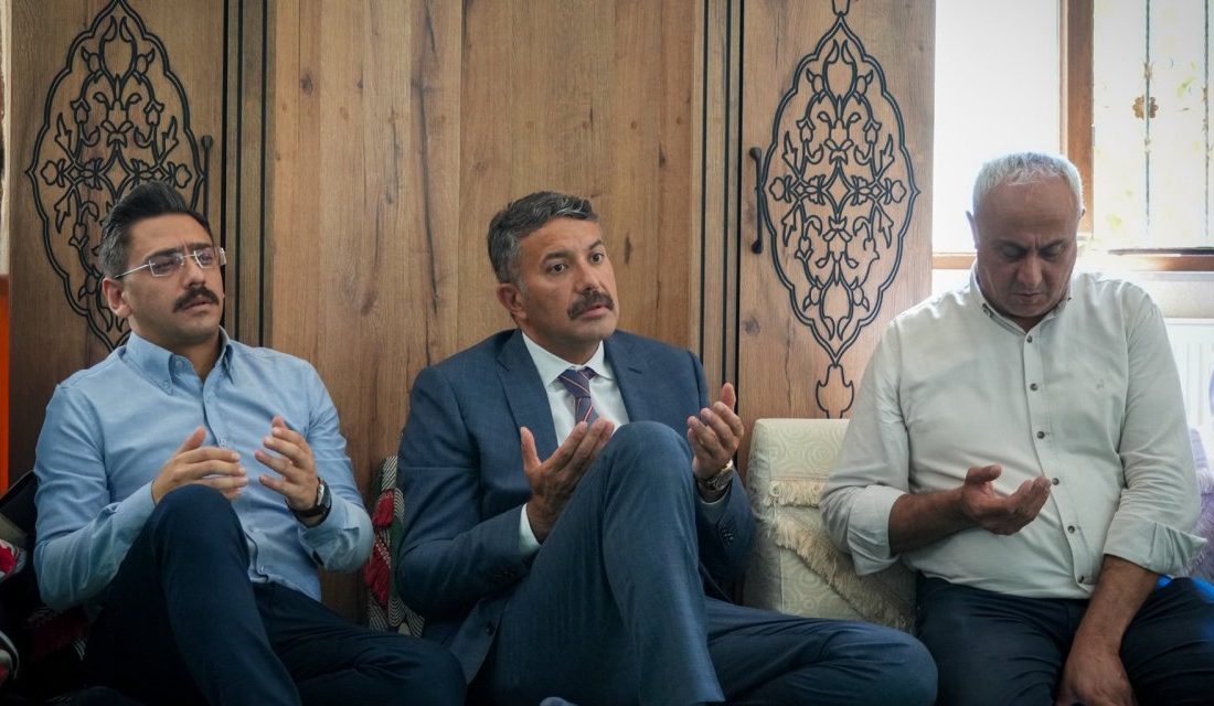 Hakkâri Valisi Ali Çelik, Vali Yardımcısı Tayyar Emre Mahmutoğlu ve