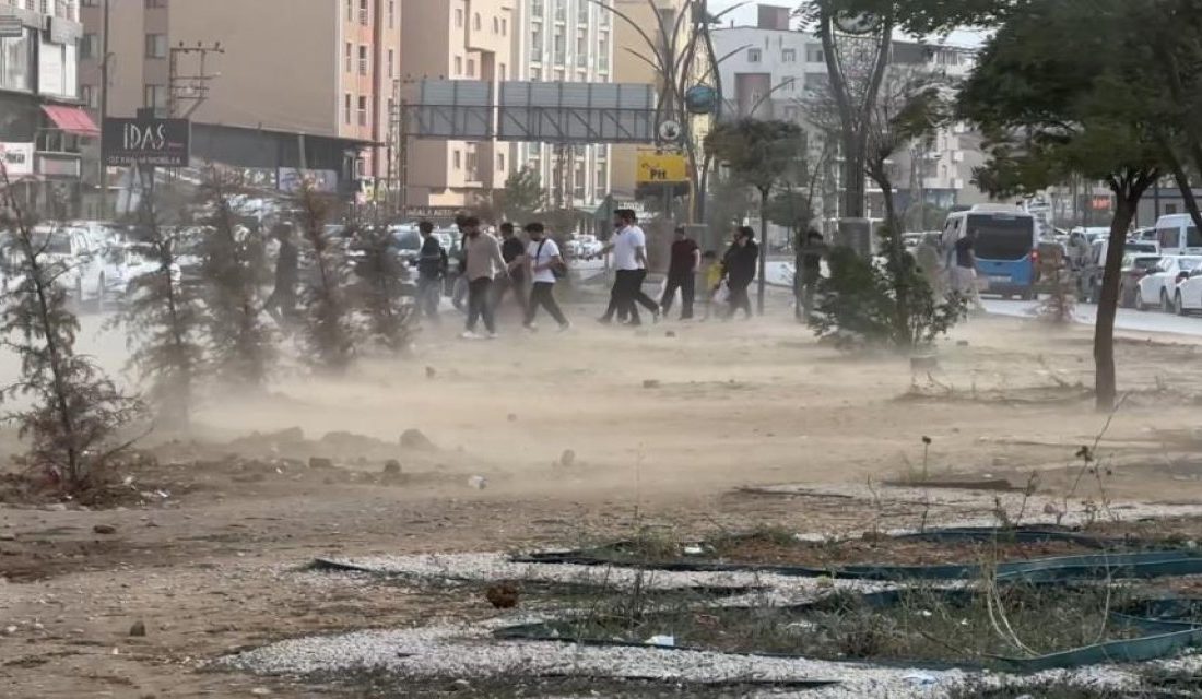 Hakkari'nin Yüksekova ilçesinin can damarı olan İpekyolu Caddesi'ndeki refüjden kalkan