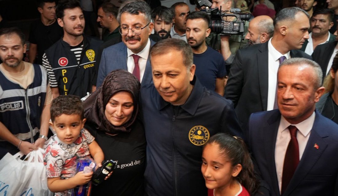 İçişleri Bakanı Ali Yerlikaya, Hakkari Öğretmenevi’nde düzenlenen "Türkiye’nin Huzuru" toplantısının