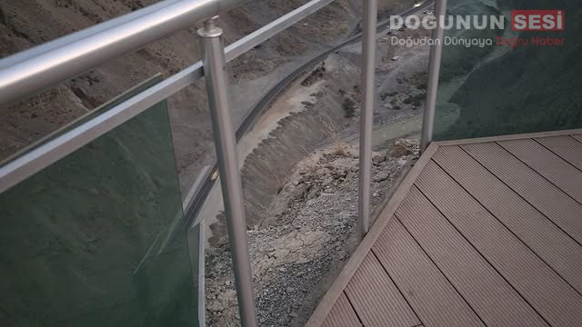 Hakkâri’nin Sümbül Mahallesi’nde bulunan Seyir Tepesin'deki güvenlik ihmali, vatandaşların tepkisine