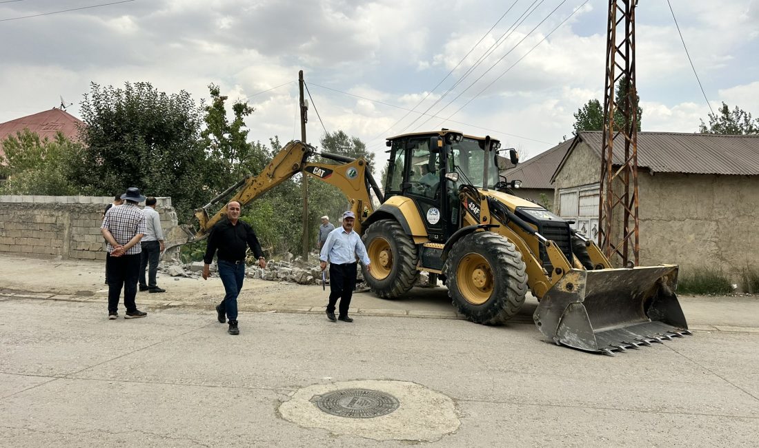 Hakkari’nin Yüksekova ilçesinde, belediye tarafından başlatılan yol asfaltlama ve genişletme