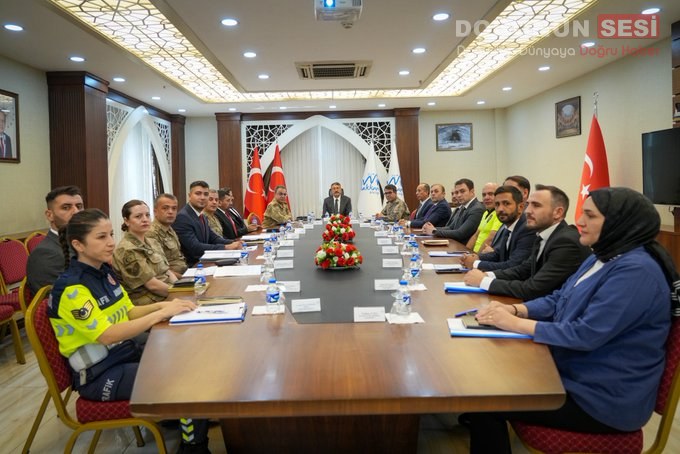 Hakkari Valisi Ali Çelik başkanlığında, İl Jandarma Komutanı Tuğgeneral Necip
