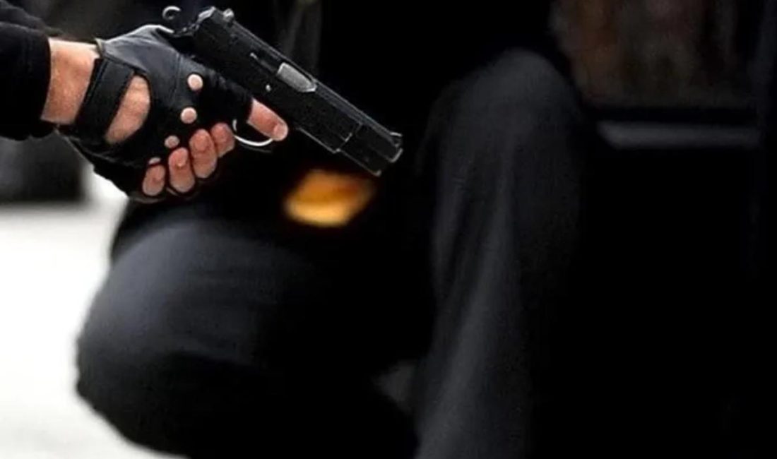 Van’ın Edremit ilçesinde, seyir halindeki bir araca düzenlenen silahlı saldırıda