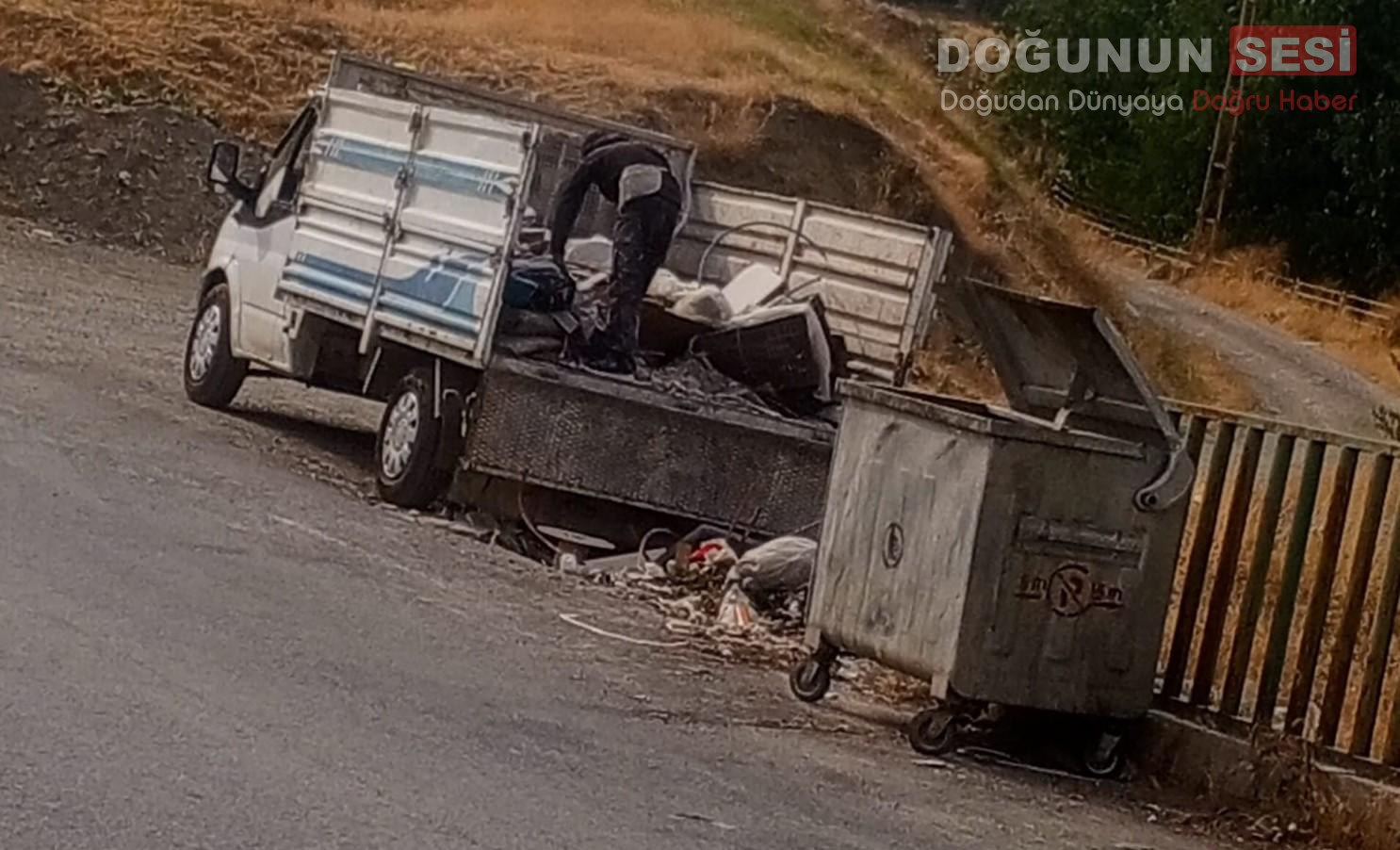 Hakkari’de tüm uyarılara rağmen bazı vatandaşlar çöp toplama noktalarına moloz