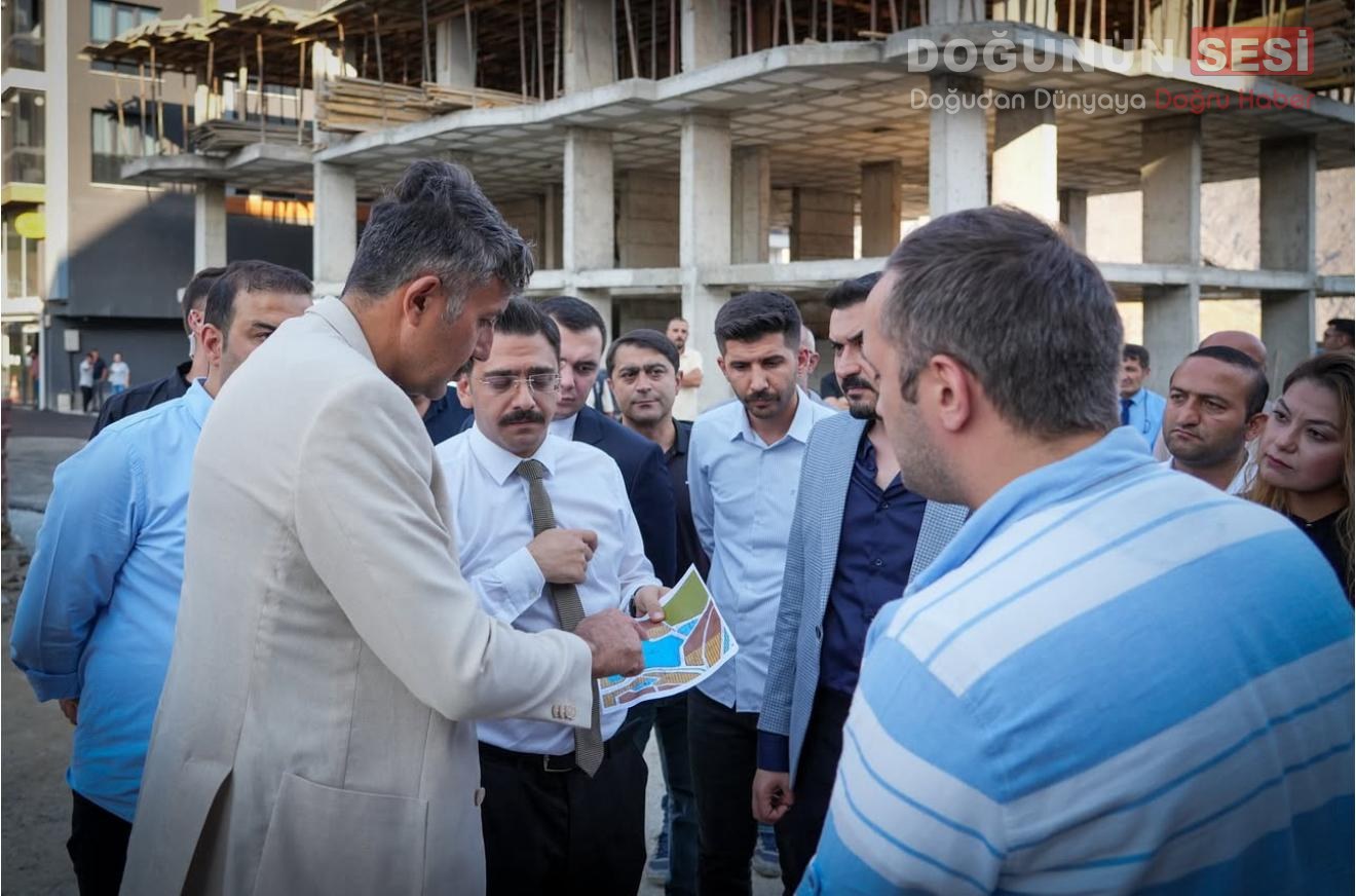 Hakkâri Valisi Ali Çelik, Hakkâri Devlet Hastanesi Acil Servis Girişine