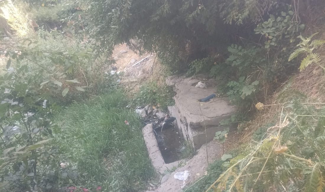 Karşıyaka Mahallesi Yalçınlar Semtin'de bulunan çeşme, çevre kirliliği nedeniyle vatandaşların