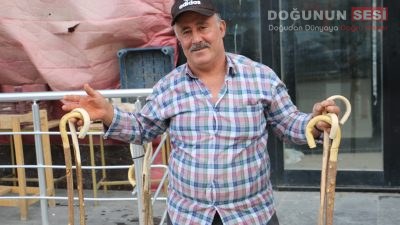 Hakkari’de geçimini baston satarak sağlayan Şaban Bayram, baston yapımının zahmetli