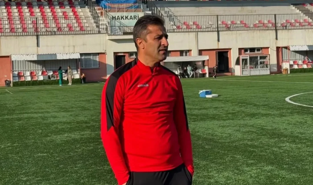 Hem kamu görevini özveriyle sürdürüyor, hem de futbol sahalarında gençlere