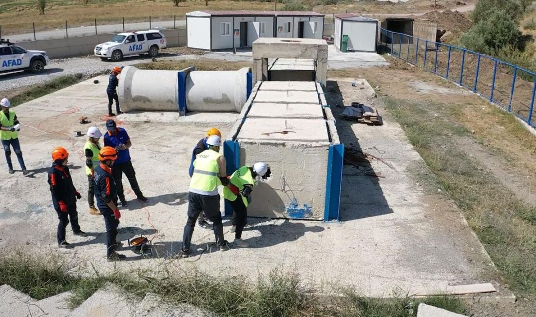 Hakkari’nin Otluca köyünde yapımı tamamlanan AFAD Eğitim Sahası düzenlenen törenle