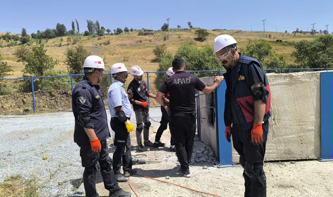Yüksekova Belediyesi, olası afetlere hazırlık çalışmaları kapsamında belediye personeline yönelik