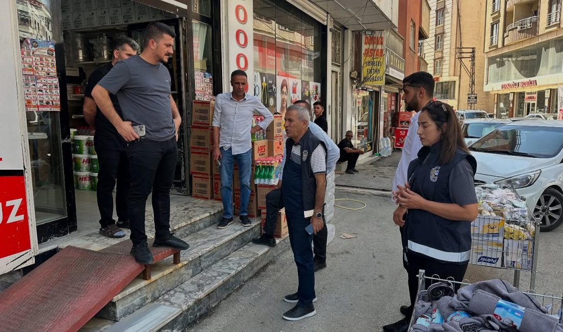 Yüksekova Belediyesi Zabıta Müdürlüğü ekipleri, vatandaşların kaldırımları güvenle kullanabilmesi için