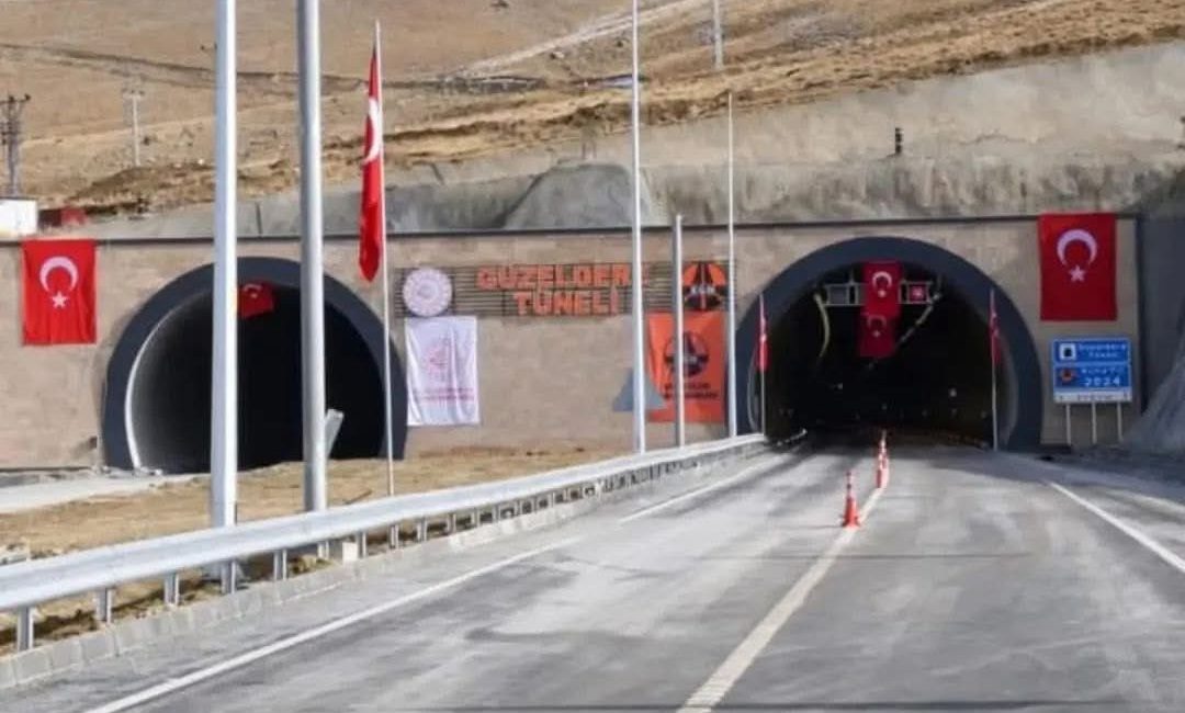 Van-Hakkari karayolunun en önemli geçiş güzergâhlarından biri olan Güzeldere Tüneli’nin