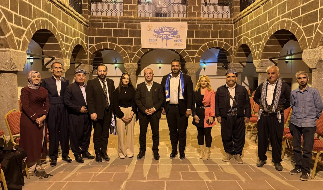 Hakkari’de Gençlik Rüzgarı: Meydan Medresesin’de “Çay Bizden, Sohbet Sizden” Programı Hakkari’nin tarihi dokusunu yansıtan Meydan Medresesi, bu kez gençlerin enerjisi