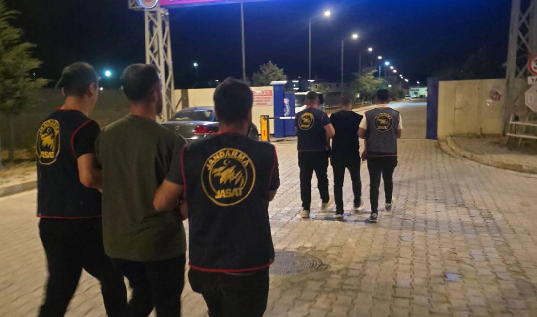 Hakkari İl Jandarma Komutanlığı ekipleri, aranan şahısların yakalanmasına yönelik sürdürdüğü