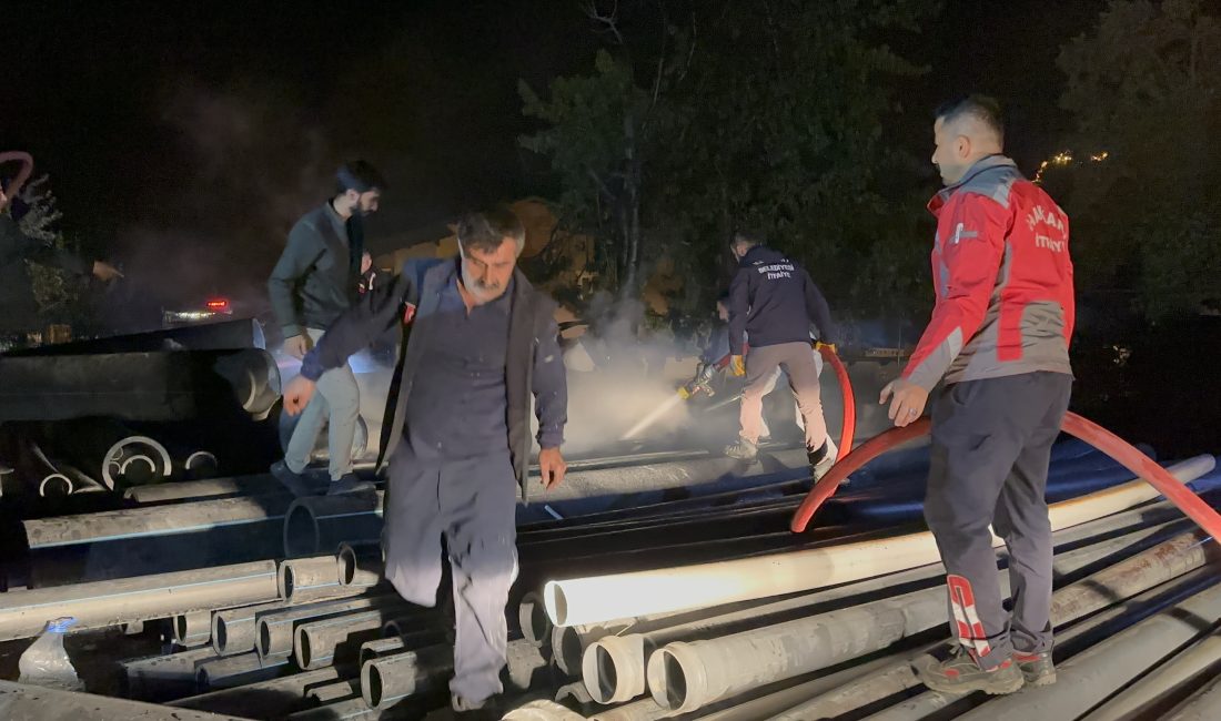 Hakkari’nin Gazi Mahallesi’nde bulunan, belediyeye ait borular sebebi bilinmeyen nedenden