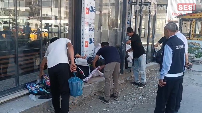 Hakkari Belediyesi Zabıta Müdürlüğü ekipleri, kent merkezinde kaldırım işgali yapan