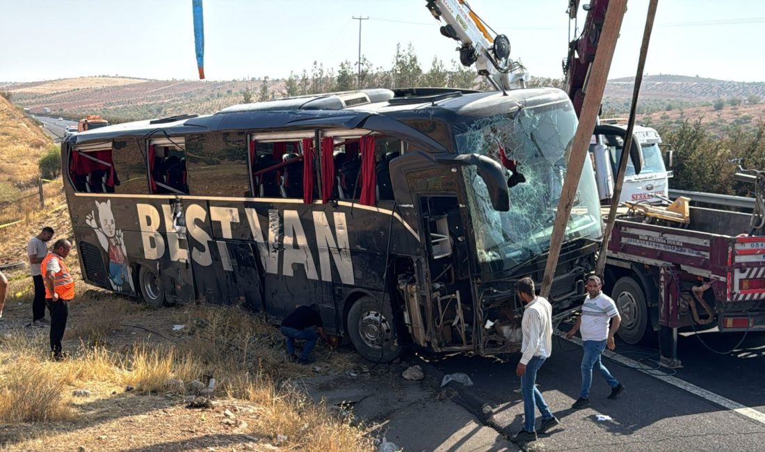 Van’dan Hatay’a gitmekte olan yolcu otobüsü, sabaha karşı Şanlıurfa-Gaziantep otoyolu