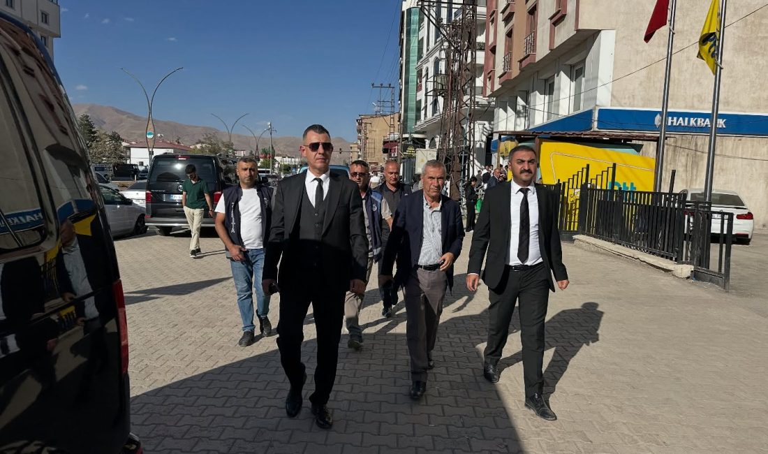Yüksekova Belediye Eş Başkanı Şoreş Diri ve Bölge Trafik Amiri