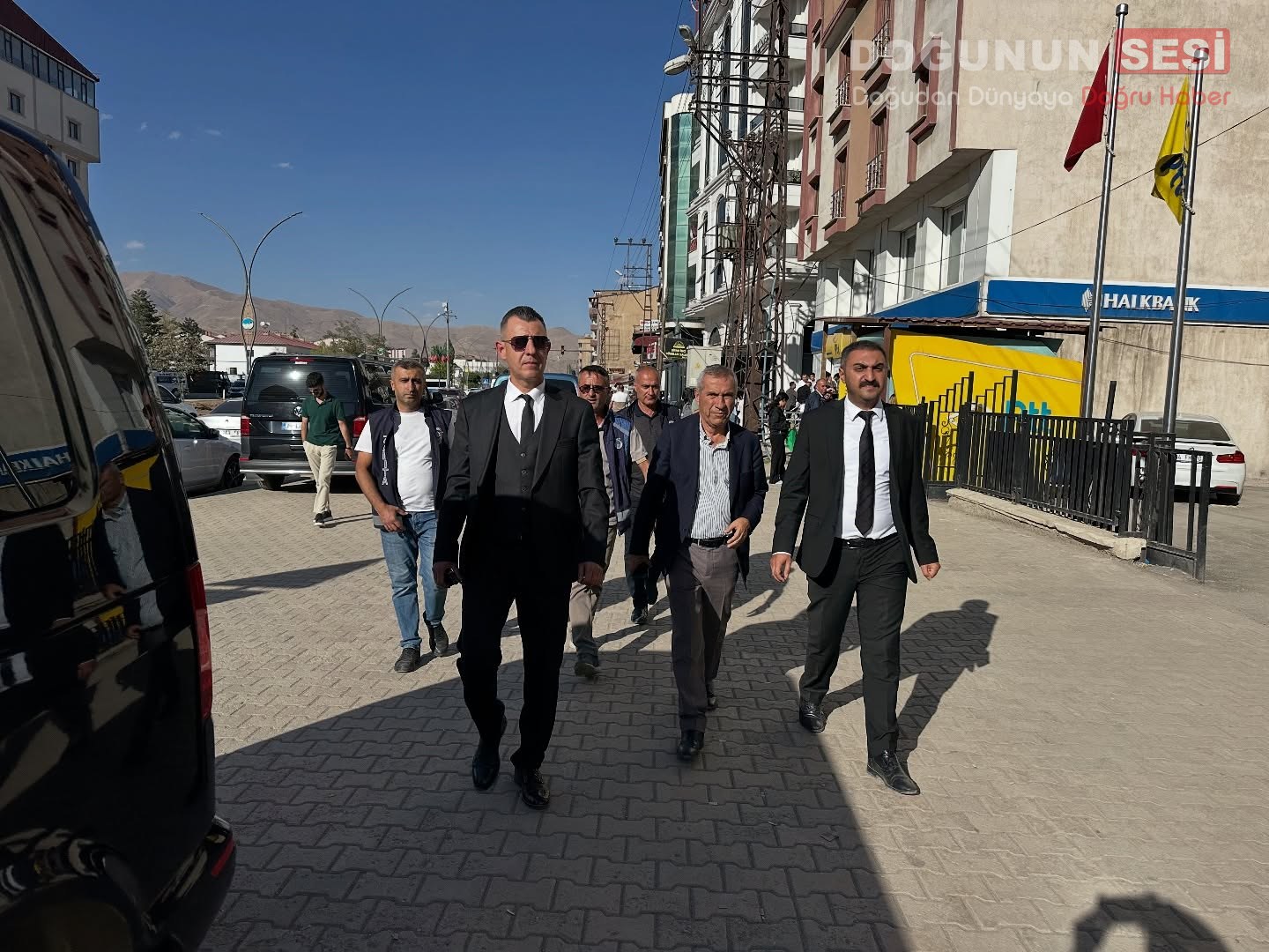 Yüksekova Belediye Eş Başkanı Şoreş Diri ve Bölge Trafik Amiri