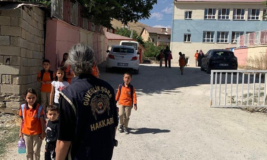 2025-2026 eğitim-öğretim yılının başlamasıyla birlikte Hakkâri İl Emniyet Müdürlüğü, öğrencilerin