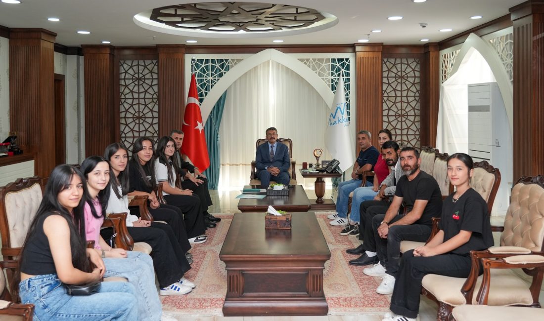 Hakkari’de halk oyunlarında Türkiye’ye örnek başarılar elde eden Ters Lale
