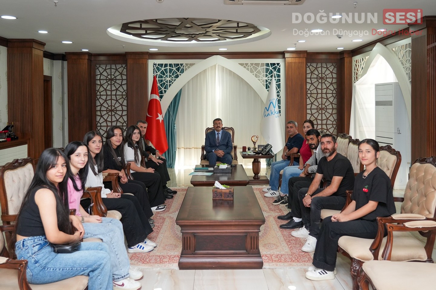 Hakkari’de halk oyunlarında Türkiye’ye örnek başarılar elde eden Ters Lale