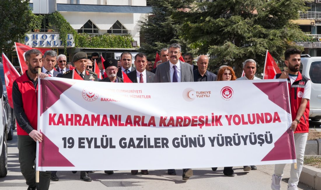 19 Eylül Gaziler Günü dolayısıyla Hakkari Valiliği önünde çelenk sunma