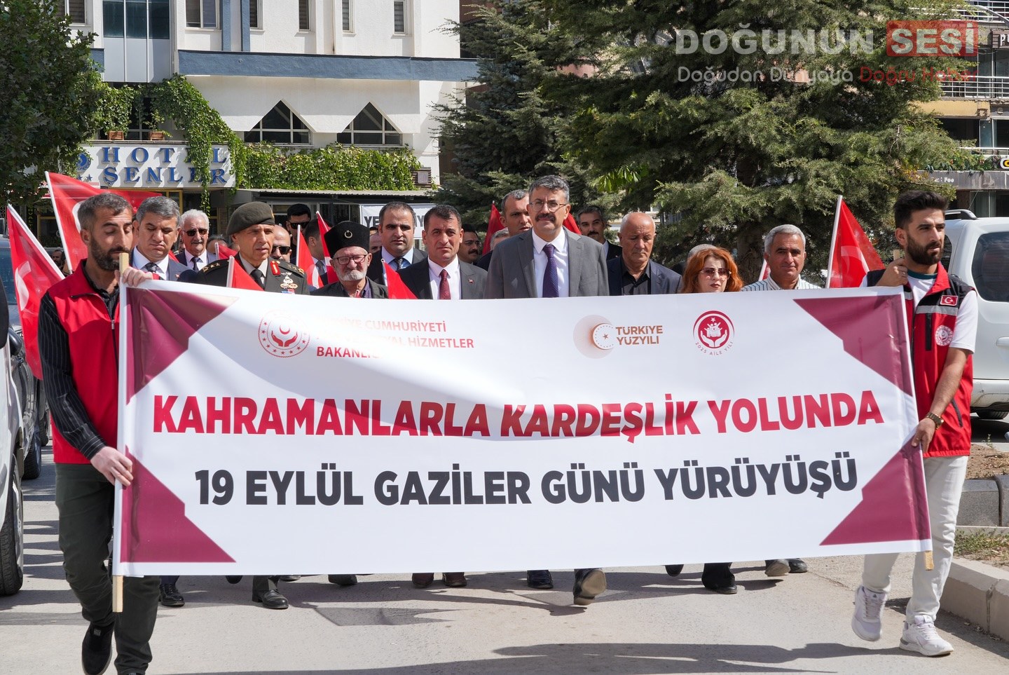 19 Eylül Gaziler Günü dolayısıyla Hakkari Valiliği önünde çelenk sunma