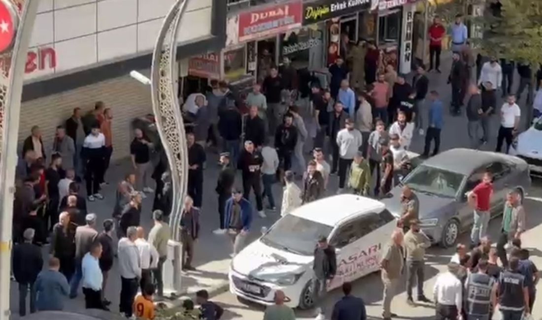Hakkari’nin en yoğun bölgelerinden biri olan Bulvar Caddesi, öğle saatlerinde