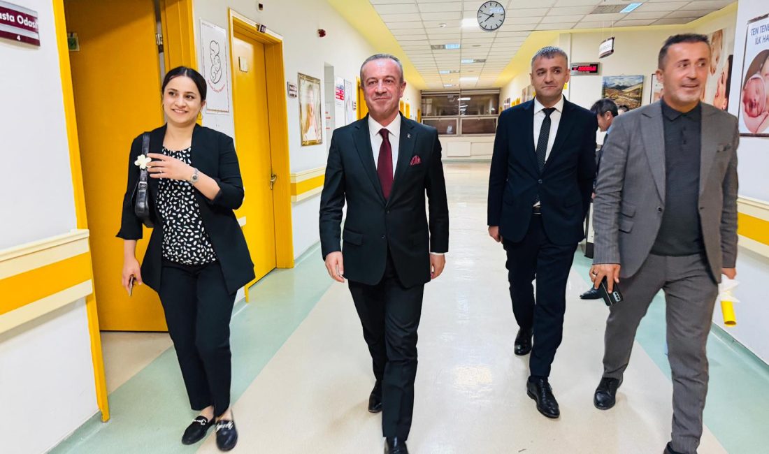 AK Parti Hakkari İl Başkanı Av. Zeydin Kaya, teşkilat mensuplarıyla