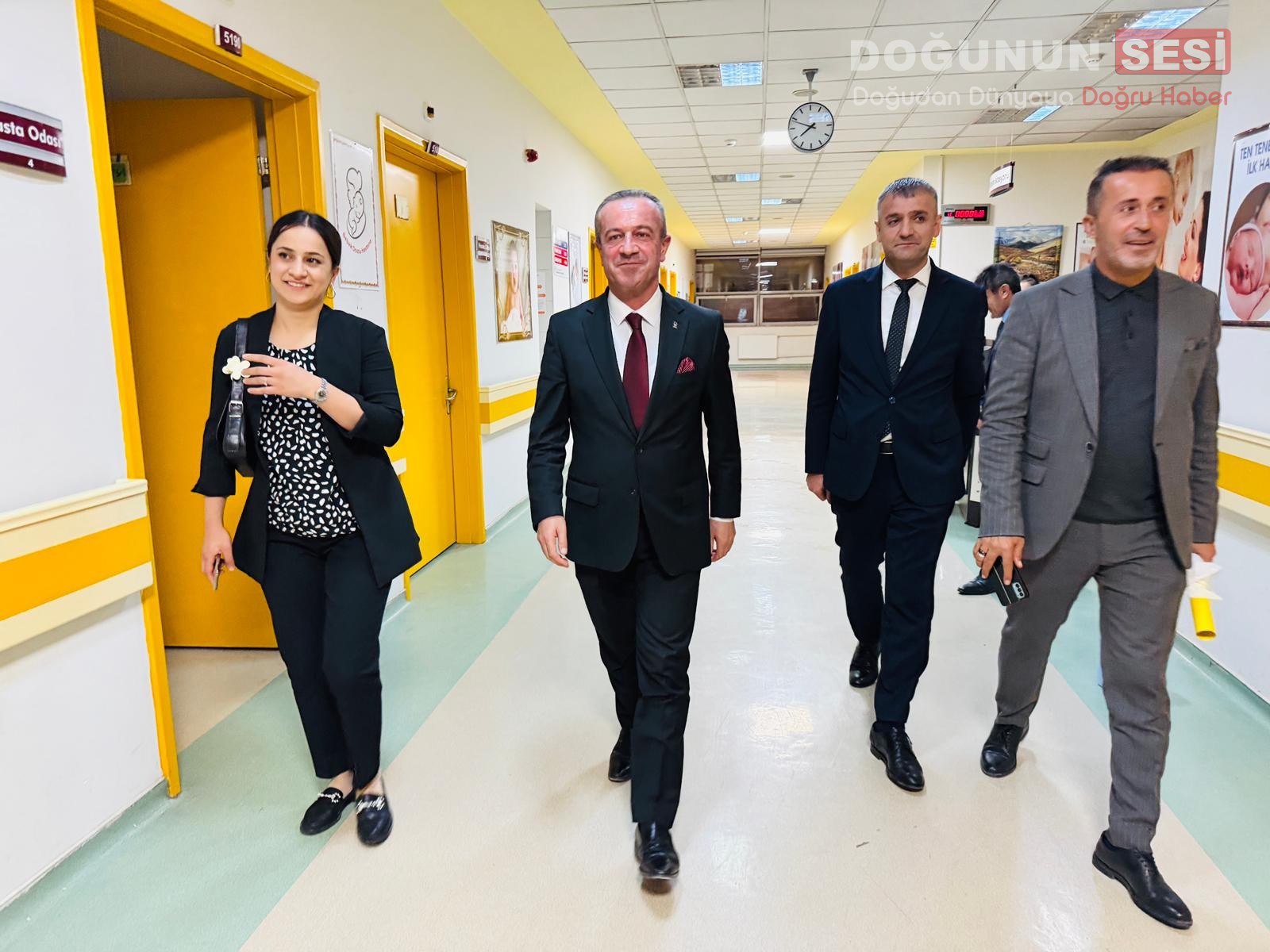 AK Parti Hakkari İl Başkanı Av. Zeydin Kaya, teşkilat mensuplarıyla