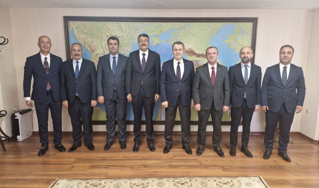 Hakkari Valisi Ali Çelik’in öncülüğünde Şemdinli Belediye Başkanı Fahri Sakar,