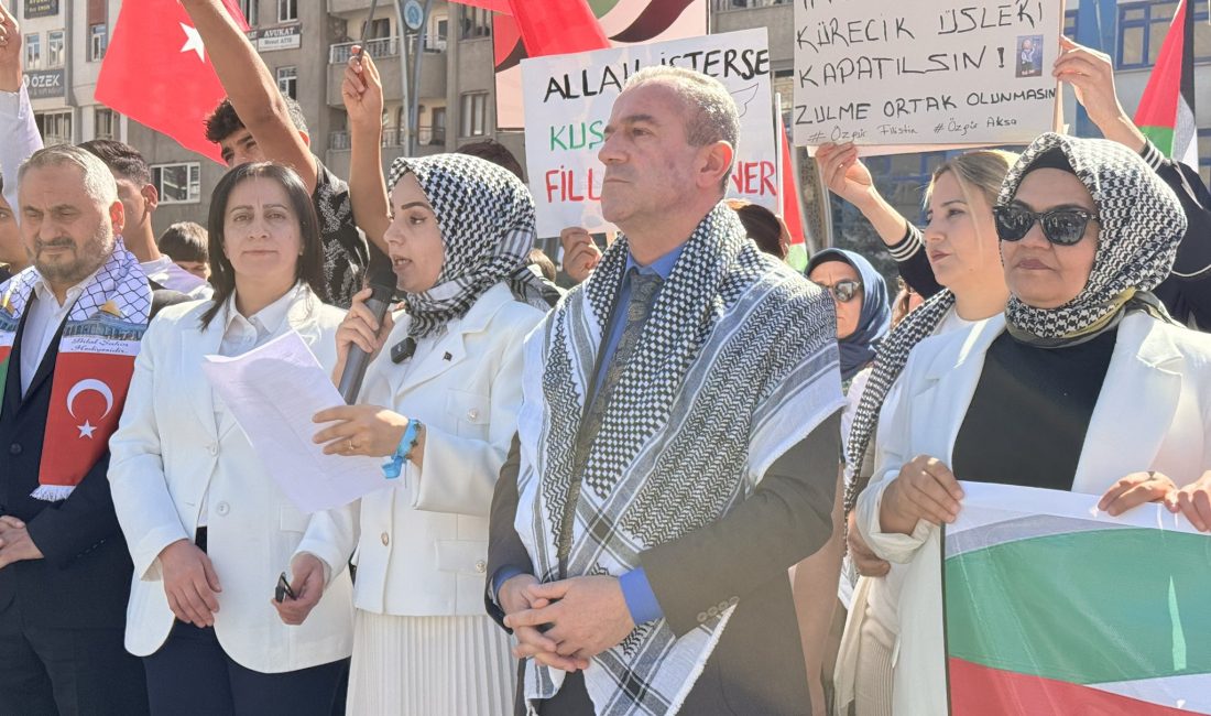 Hakkari’nin Bulvar Caddesi üzerinde toplanan yüzlerce vatandaş, Gazze’de yaşanan insanlık