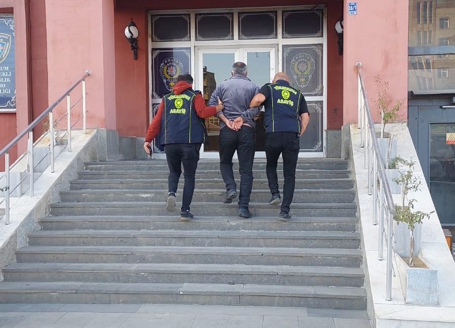 Hakkari’de 50 Yıl Kesinleşmiş Hapis Cezası Bulunan Hükümlü Yakalandı Hakkari İl Emniyet Müdürlüğü ekiplerinin aranan şahıslara yönelik yürüttüğü titiz