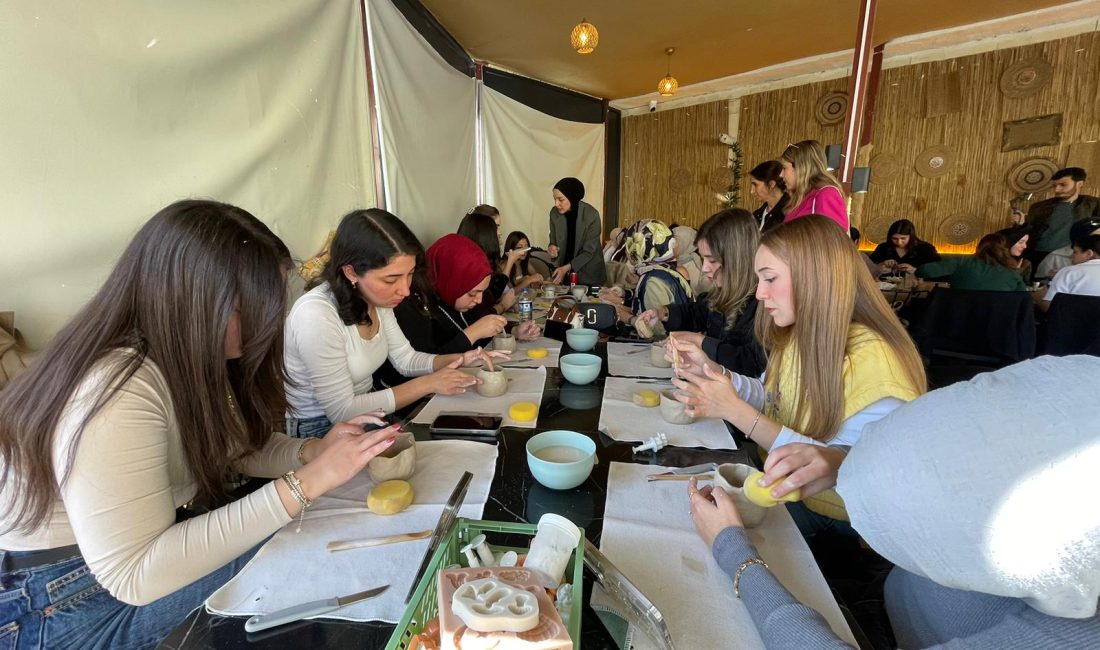 Hakkari’de Seramik ve Mum Atölyesi Gerçekleştirildi. Hakkari Merkez’de Belediye Pasajında Kadın emeğiyle faaliyet gösteren Evâ konsept,