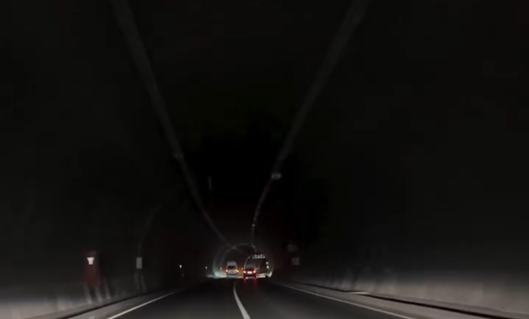 Yeniköprü Tünelindeki Aydınlatma Sorunu Trafik Güvenliğini Tehdit Ediyor Yüksekova–Van Karayolu üzerinde bulunan Yeniköprü Tüneli, yaklaşık bir yıl önce