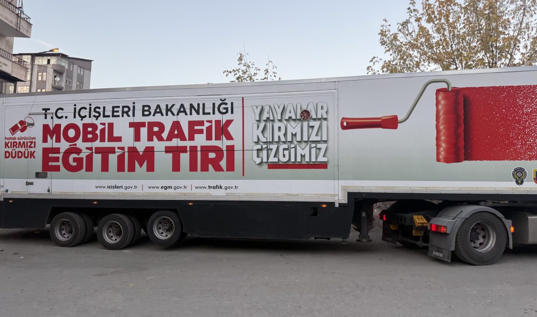 Mobil Trafik Eğitim Tırı Hakkari’de İçişleri Bakanlığı tarafından yürütülen “Trafik Güvenliği” projesi kapsamında Mobil Trafik