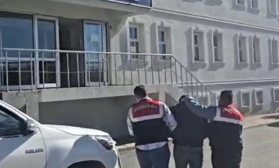 Yüksekova’da 9 Yıl Kesinleşmiş Hapis Cezası Bulunan Şahıs JASAT Tarafından Yakalandı Hakkari İl Jandarma Komutanlığı tarafından aranan şahısların yakalanmasına yönelik sürdürülen