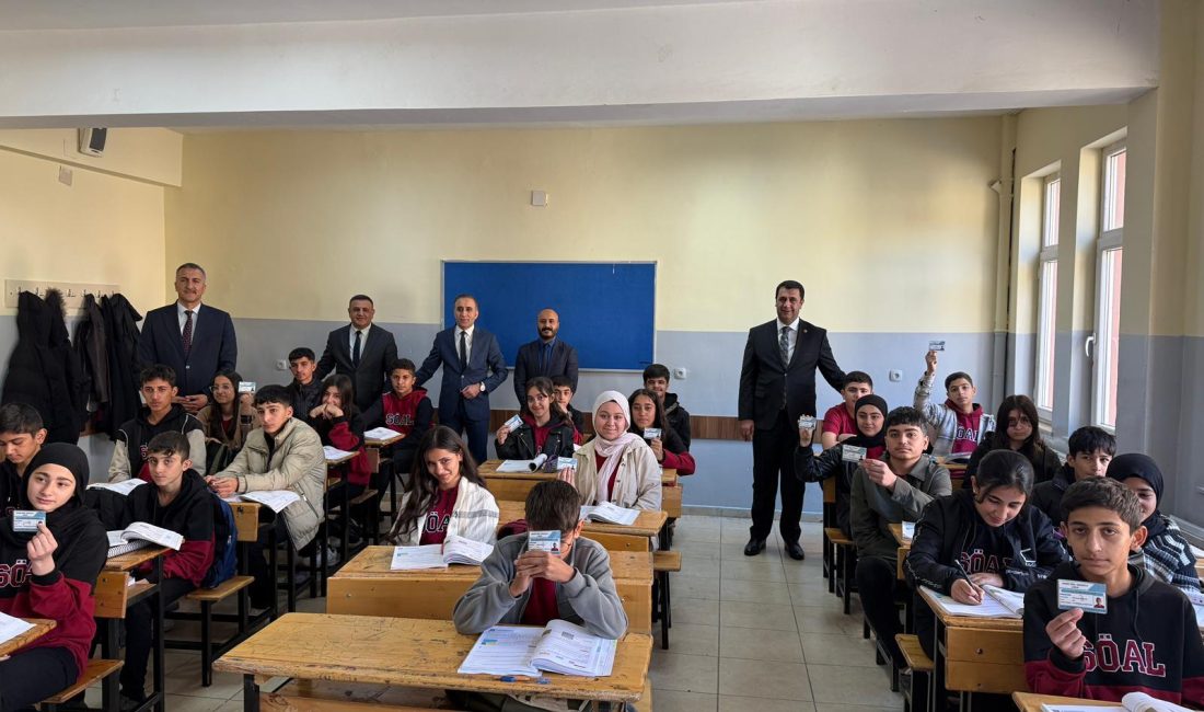 Şemdinli’de Öğrencilere Ücretsiz Ulaşım Desteği Türkiye’de Bir İlk! Şemdinli Belediyesi, öğrencilerin eğitim yolculuğuna katkı sunmak amacıyla iki yıldır