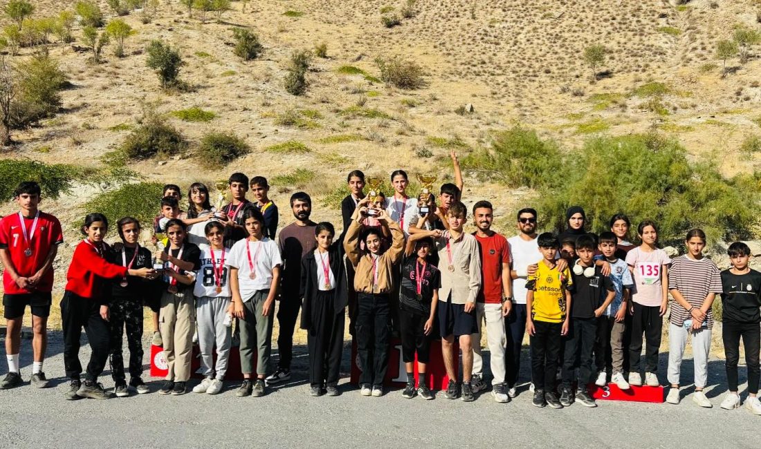 Derecikli Sporculardan Okul Sporları Kros Yarışmalarında Büyük Başarı Hakkari’de düzenlenen Okul Sporları Kros Yarışmaları, büyük bir heyecana sahne